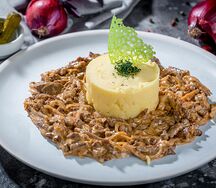 Бефстроганов из вырезки с грибами