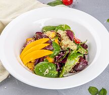 Салат с киноа и манго