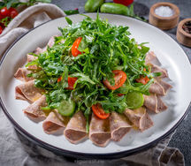 Салат с телячьим языком и рукколой