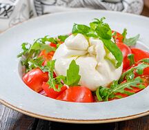Салат с сыром Буррата