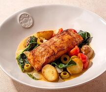 Лосось в белом вине со сливками и овощами