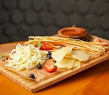 Ассорти местных сыров