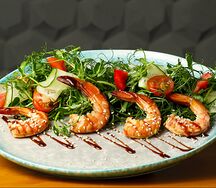 Фирменный салат с горохом и копчеными креветками