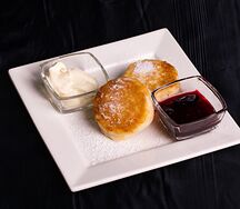 Сырники со сметаной и ягодным соусом
