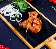 Шашлык из филе индейки в беконе