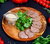 Язык отварной с чесночным соусом