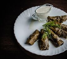 Долма с чесночным соусом