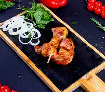 Шашлык из куриного филе в беконе на гриле