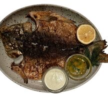 Карп жаренный с чесночным маслом