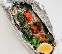 Дорадо с томатами и оливками
