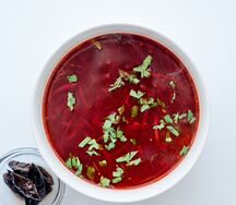 Постный борщ с грибами и черносливом