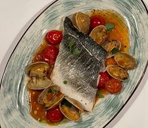 Паровое филе сибаса с рыбным соусом и моллюсками вонголе
