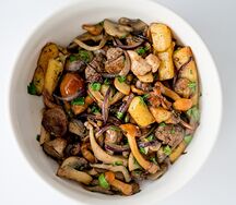 Куриные потрашки с картофелем и грибами