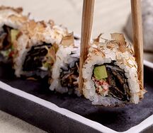 Ролл с чипсами лосося