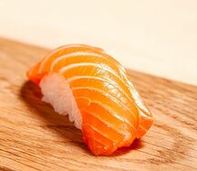 Суши лосось