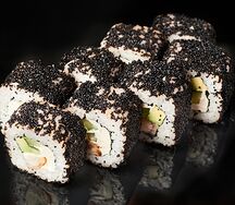 Ролл Калифорния с угрём в масаго