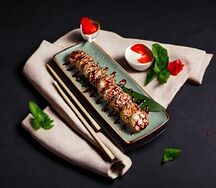 Горячий ролл с лососем