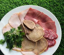 Ассорти из мясных деликатесов