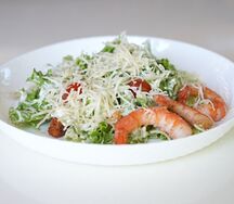 Салат Цезарь с креветками