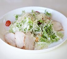 Салат Цезарь с курицей