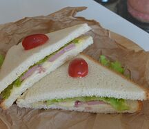 Крок-Месье с сыром и ветчиной
