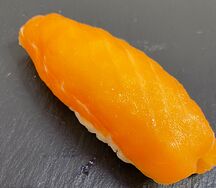 Суши с лососем