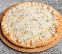 Пицца Четыре сыра со сливочным соусом
