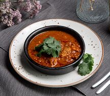 Тушеная курица с томатами