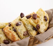 Фокачча с оливками и розмарином