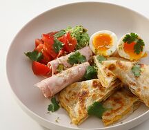Индийская лепешка роти с хумусом