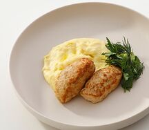 Котлеты из птицы с сыром дорблю и картофельным пюре