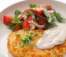 Куриный шницель с грибным соусом и салатом Ачичук
