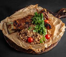 Баранья лопатка с полбой и грибами