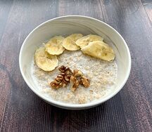 Каша Овсяная на молоке с бананом и грецкими орехами