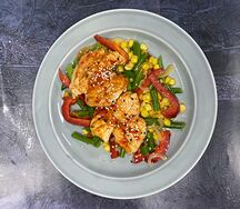 Куриная грудка с овощами под сладким чили