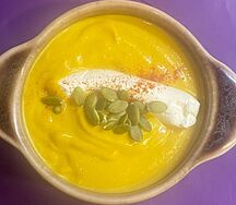 Тыквенный крем-суп со сливочным сыром и семечками