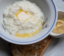 Рисовая каша с маслом и тартином