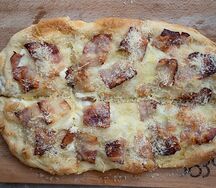 Пицца с беконом и пармезаном