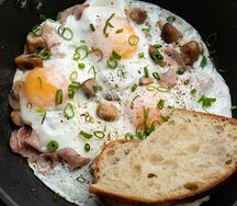 Яичница с ветчиной, грибами и зеленым луком