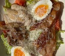 Салат с куриным бедром и беконом
