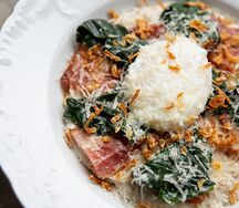 Овсяная каша с беконом, шпинатом, яйцом пашот и сыром пармезан