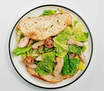 Салат Цезарь с курицей