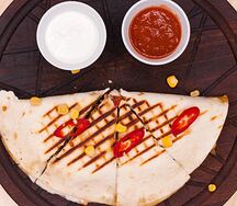 Кесадилья с курицей, сыром и перчиком халапеньо