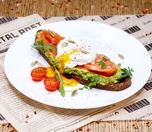 Брускетта с лососем, авокадо и яйцом пашот