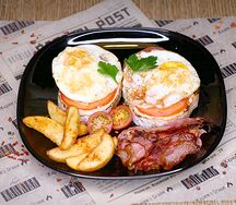 Два тоста с яйцом, беконом и томатами