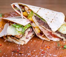 Бургер в лаваше с картофелем фри