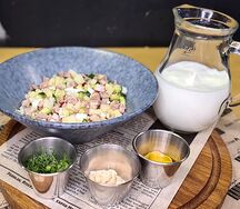 Окрошка с отварной говядиной на айране