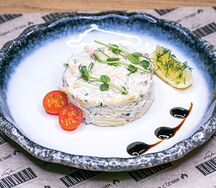 Салат с муксуном, креветками и лососем