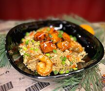 Лосось терияки с тигровыми креветками и рисом с овощами