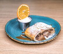 Штрудель яблочно-грушевый с шариком ванильного мороженого